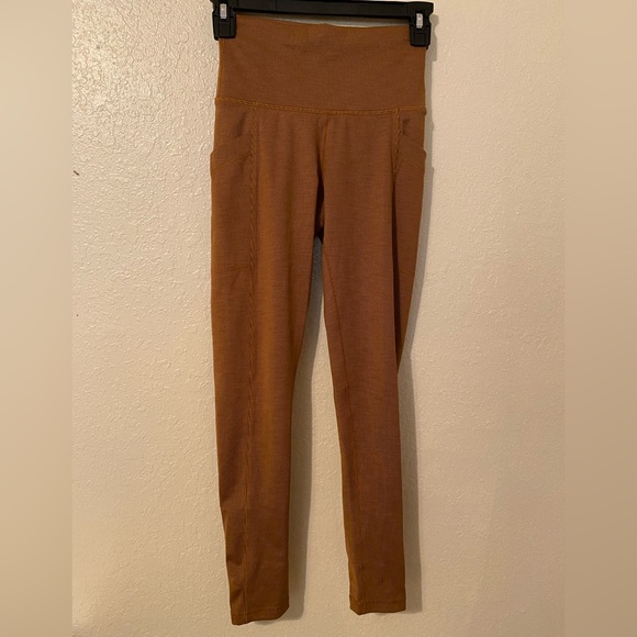 Prana 7/8. Legging in olive green With side